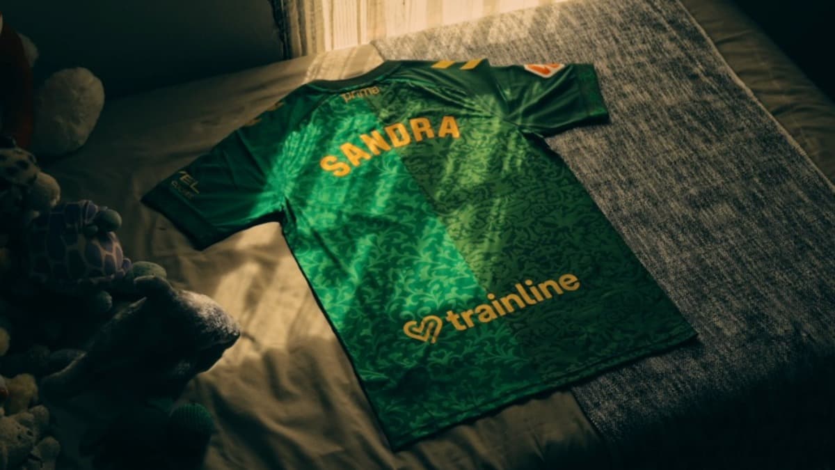 El Real Betis rinde homenaje a Sandra Peña con la presentación de su segunda equipación