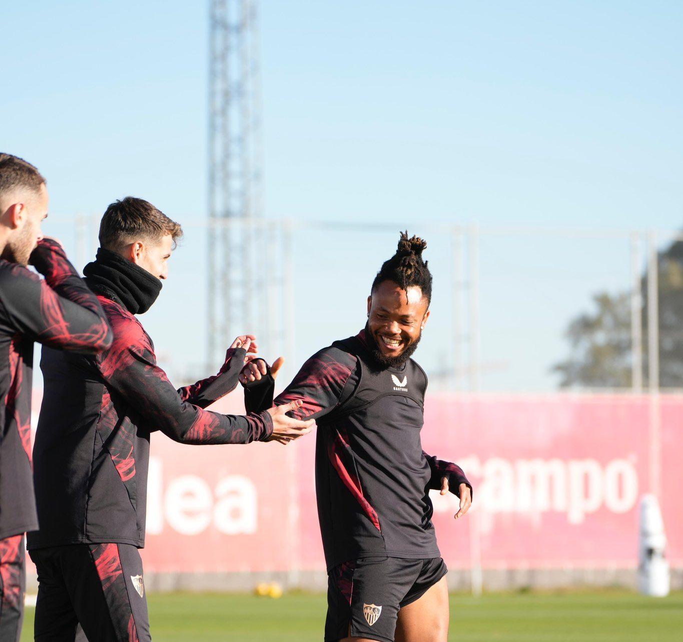 Akor Adams y Ejuke se quedarán en Sevilla durante el parón de selecciones