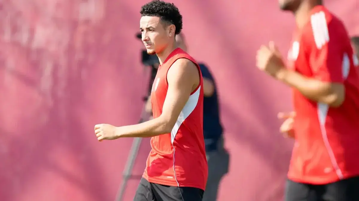 Vargas vuelve a entrenar con el Sevilla y Lukébakio se ejercita al margen por gestión de cargas