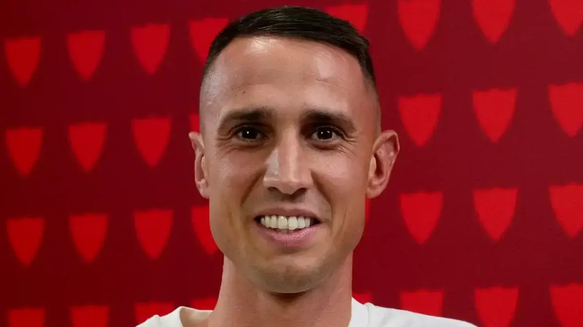 Vlachodimos realiza su primer entrenamiento con el Sevilla y ya sabe lo que es dirigirse a la afición