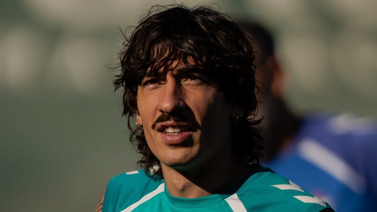 Héctor Bellerín, recuperado y disponible para el duelo ante Osasuna