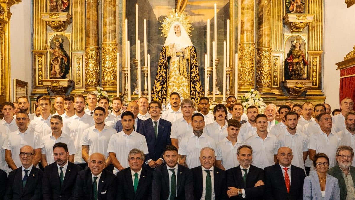 El Betis lleva a cabo su tradicional ofrenda floral en la Hermandad del Museo