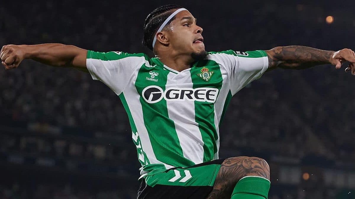 El Betis celebra el récord de Manuel Pellegrini con un triunfo convincente ante Osasuna
