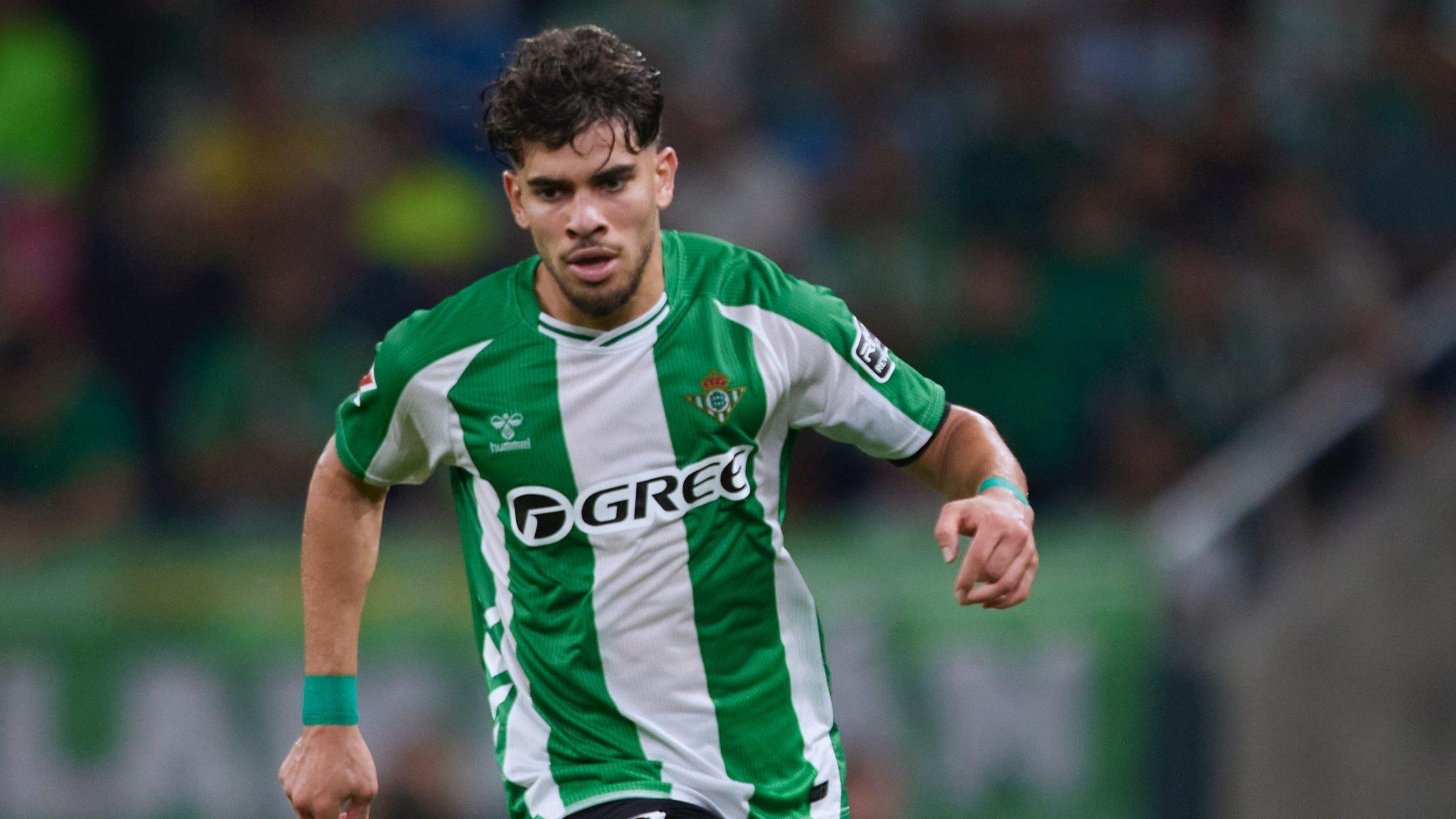 El Real Betis se estrella con el palo