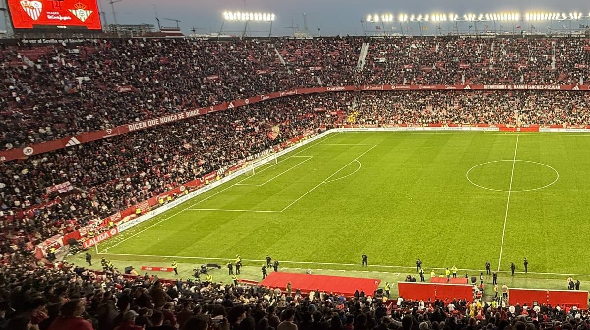 El Sevilla logra rebajar la sanción por los incidentes del derbi, pero recurrirá al TAD