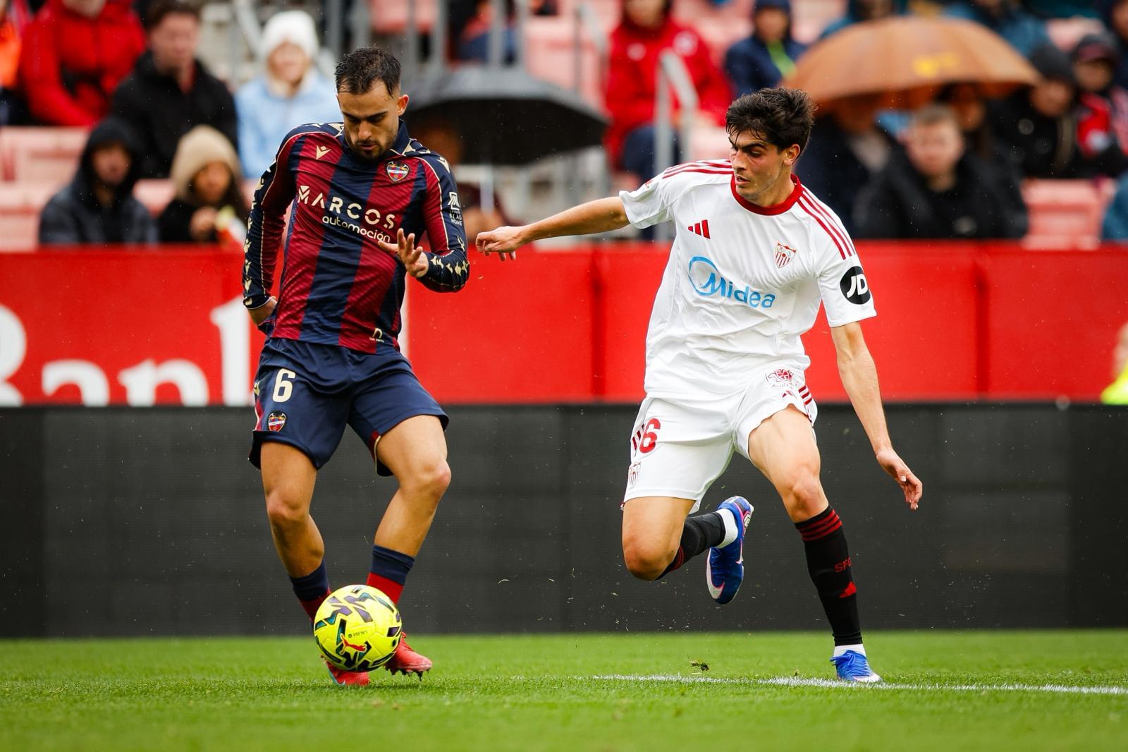Debacle sevillista en el estreno del nuevo año en Nervión