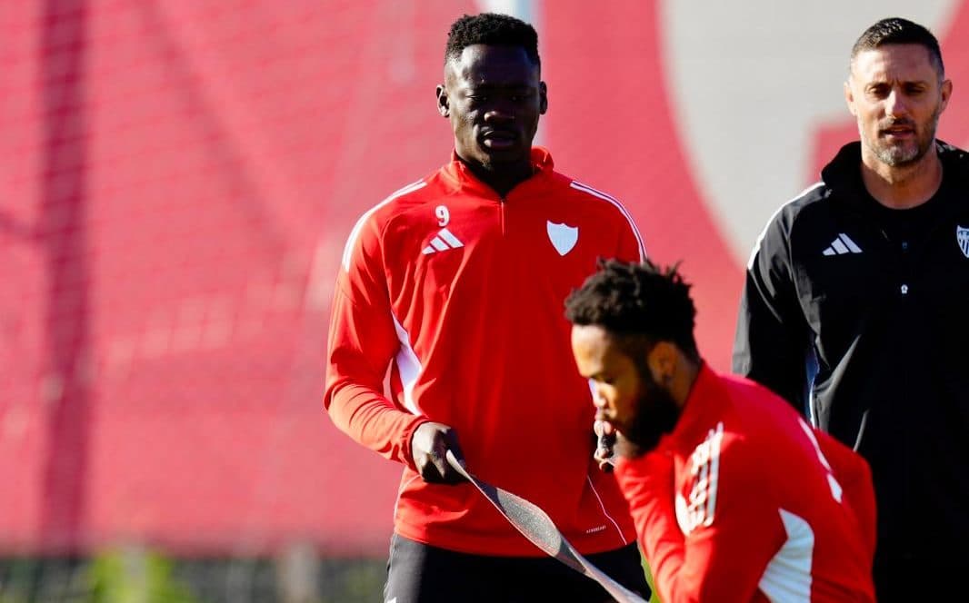 El Sevilla suma un nuevo entrenamiento antes del derbi con dos ausencias