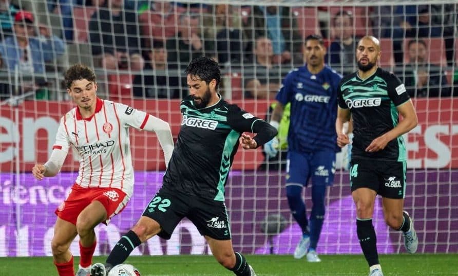El Betis renace en Girona al ritmo de Isco