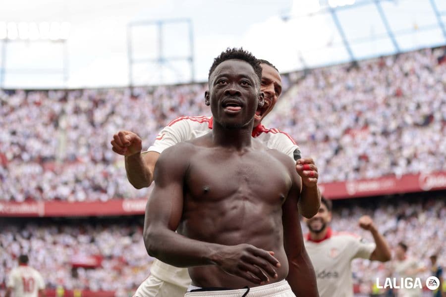 El Sevilla tira de épica con una remontada que acerca la permanencia