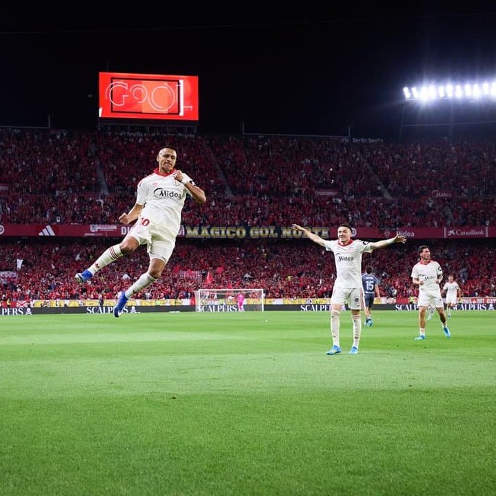 Alexis devuelve el pulso al Sevilla en el manicomio de Nervión