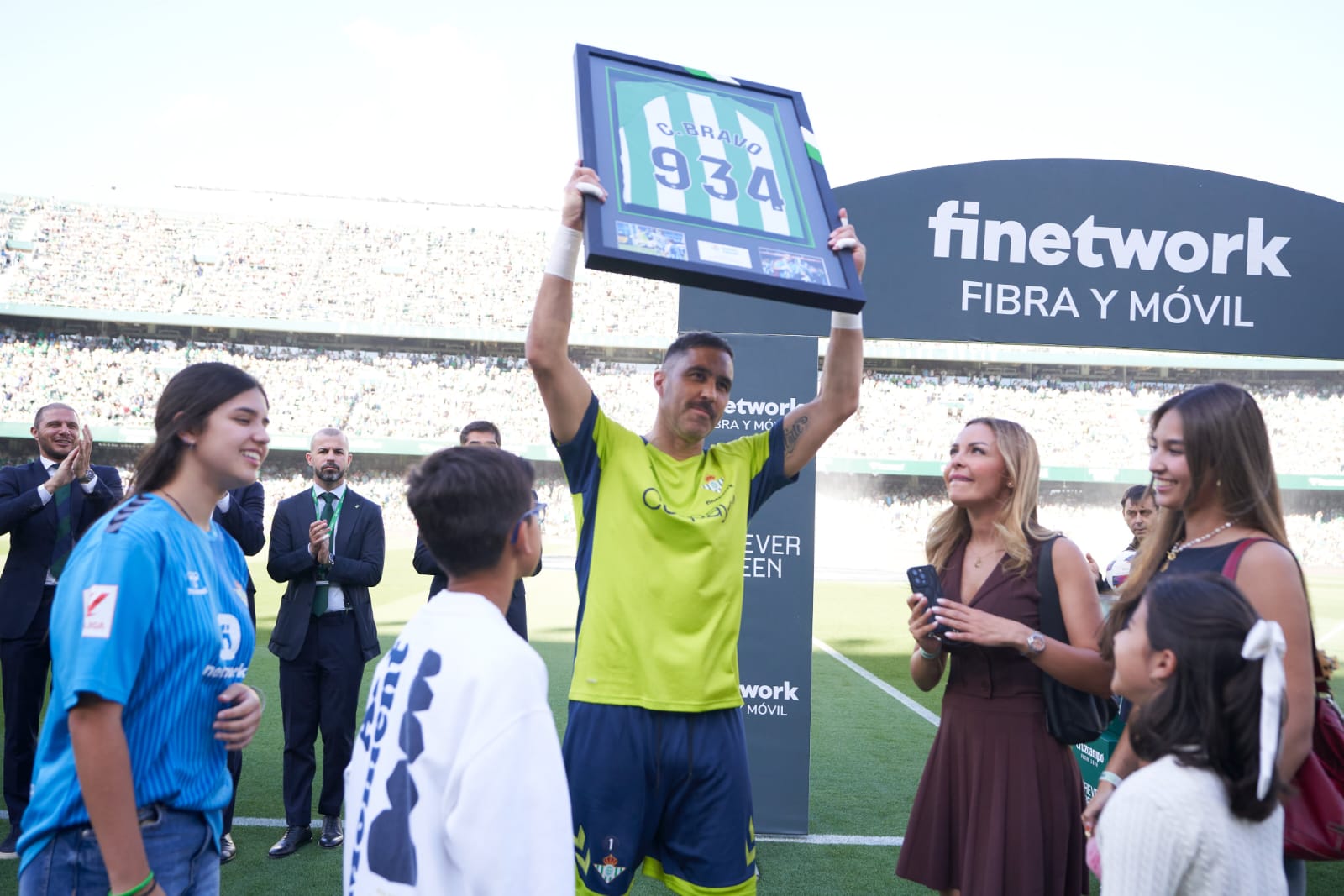 Claudio Bravo se despide de la afición del Real Betis