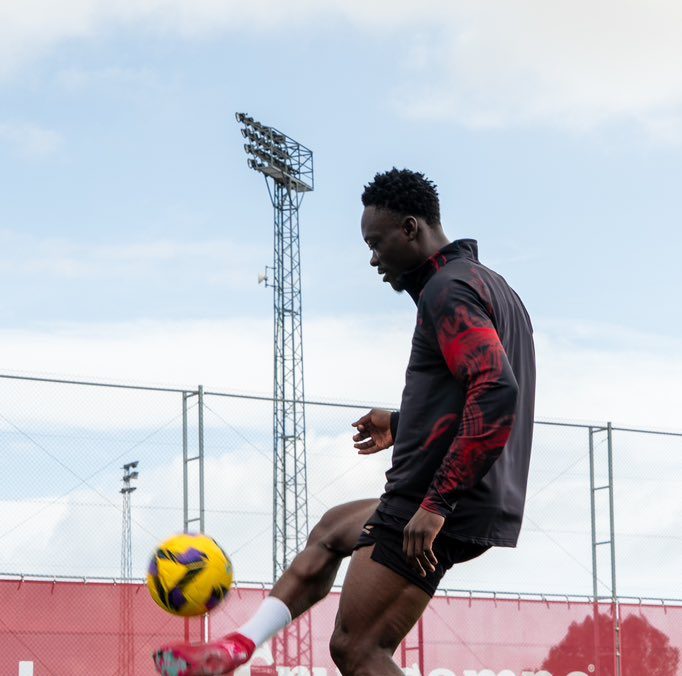 Akor Adams entrena en el día de descanso