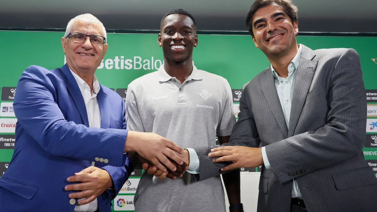 Antonio Cordón intentará reconstruir al Sevilla, sabiendo que ya mejoró al Betis
