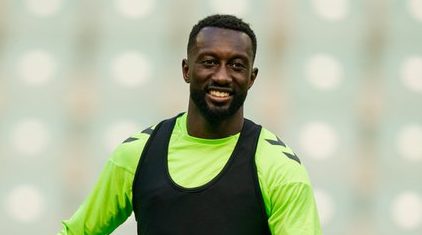 El Betis recibe una oferta de Catar por Sabaly