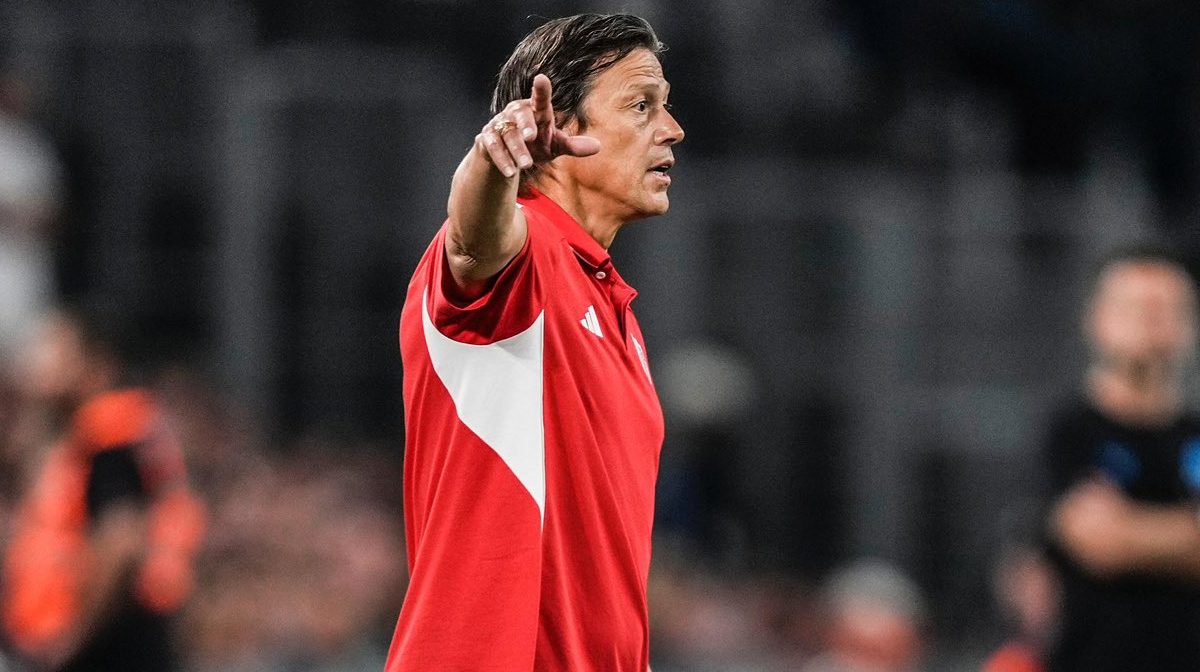 Matías Almeyda acude a la ciudad deportiva del Sevilla para despedirse de los jugadores